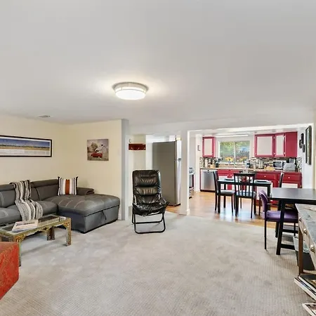 Cozy & Spacious Apartment Steps From Regis